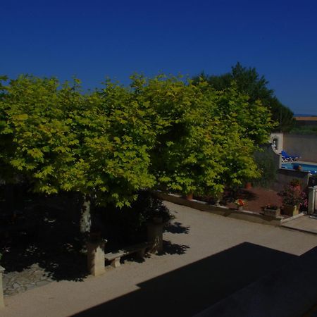 Le Mas De L'Amandier Saint-Saturnin-les-Avignon Exterior photo