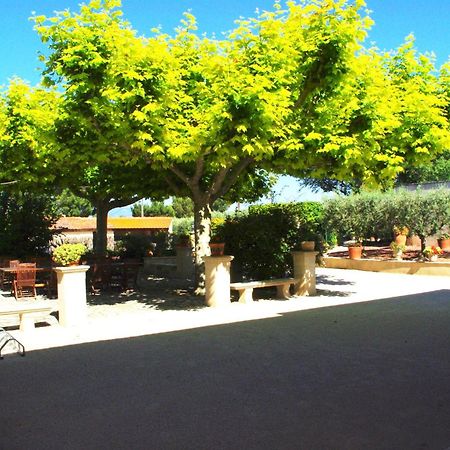 Le Mas De L'Amandier Saint-Saturnin-les-Avignon Exterior photo
