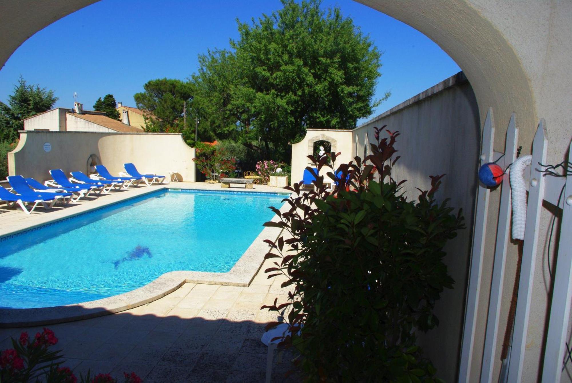 Le Mas De L'Amandier Saint-Saturnin-les-Avignon Exterior photo