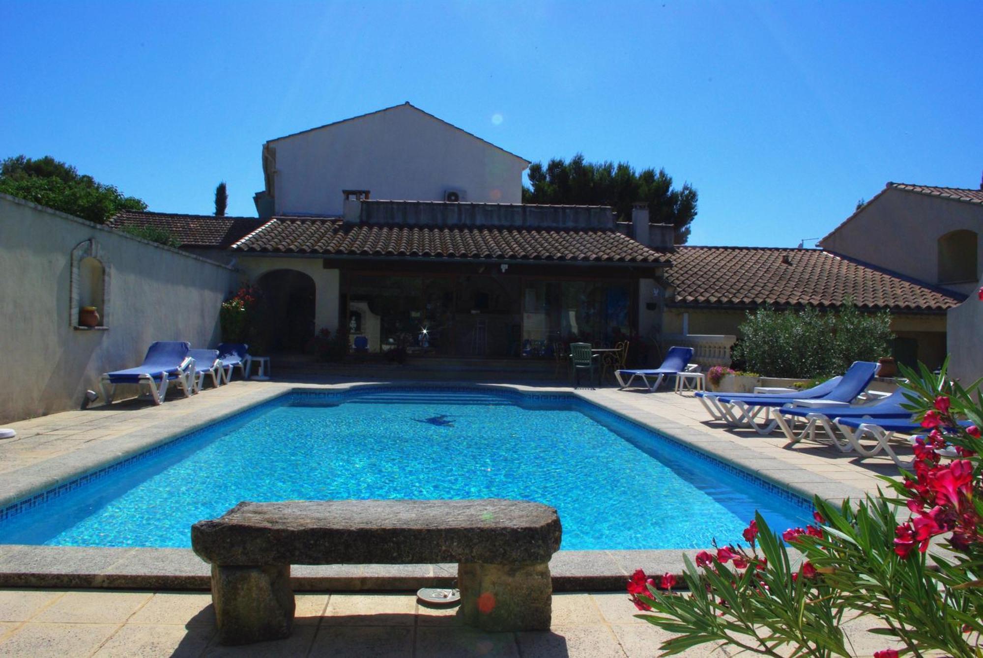 Le Mas De L'Amandier Saint-Saturnin-les-Avignon Exterior photo