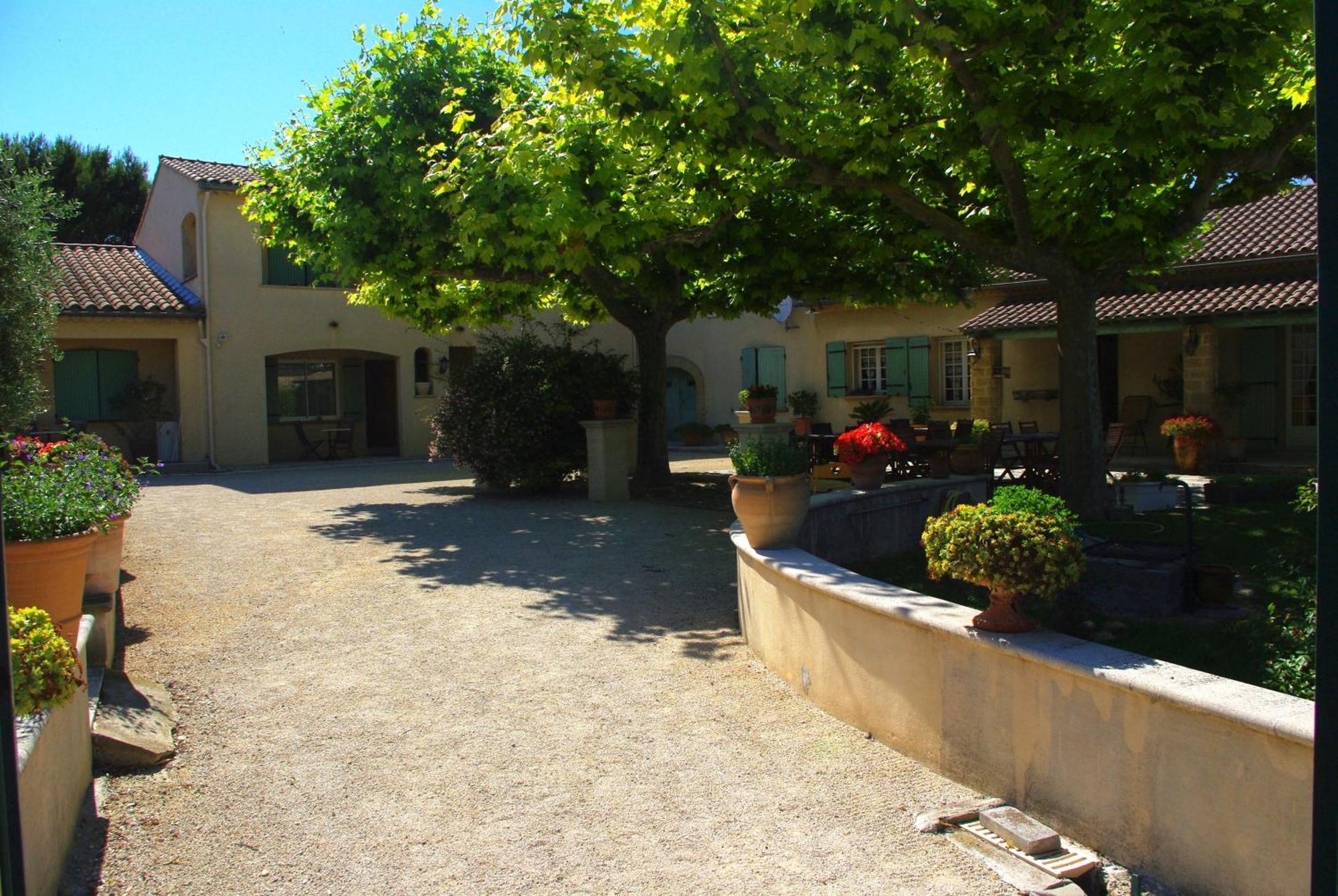 Le Mas De L'Amandier Saint-Saturnin-les-Avignon Exterior photo