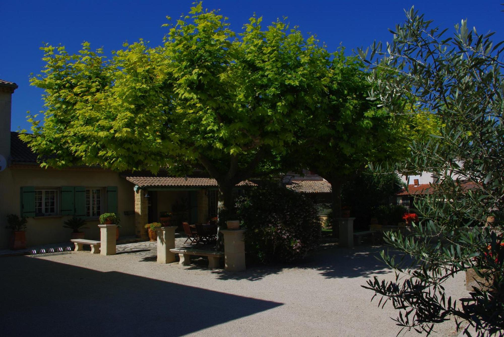 Le Mas De L'Amandier Saint-Saturnin-les-Avignon Exterior photo