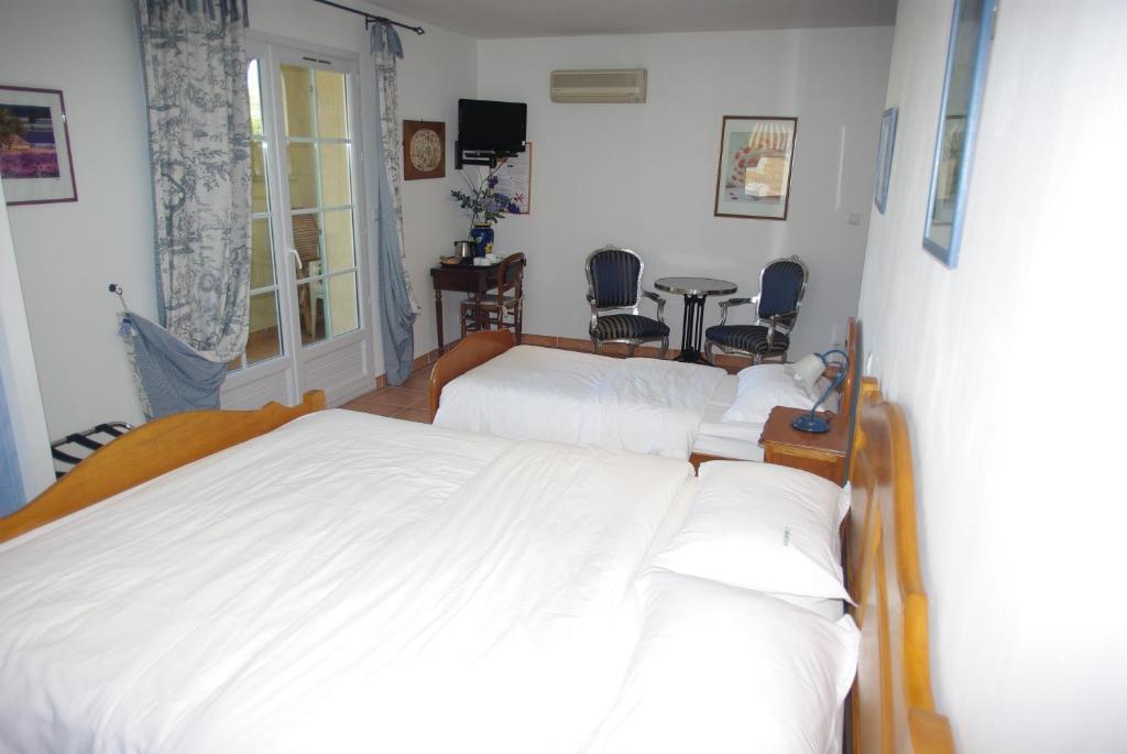 Le Mas De L'Amandier Saint-Saturnin-les-Avignon Room photo