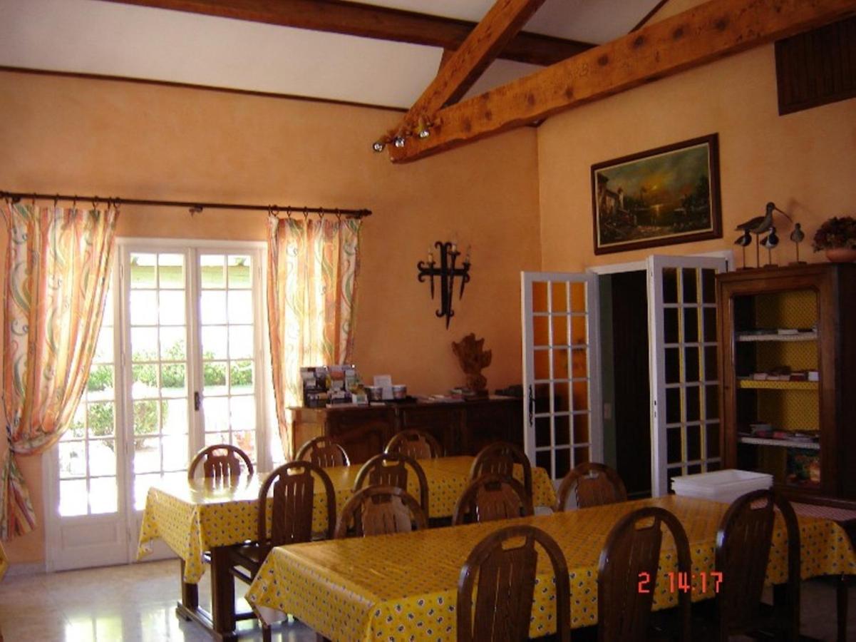 Le Mas De L'Amandier Saint-Saturnin-les-Avignon Exterior photo